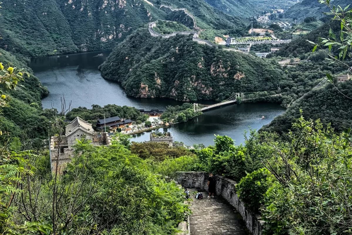 Huanghuacheng: wall meets water.