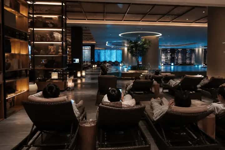 Long Shanghai layover with extended or overnight rest at a 24-hour spa.