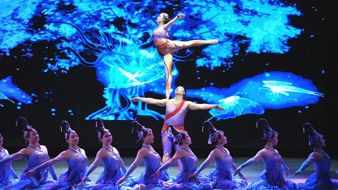 Beijing night show comparison guide covering acrobatics, Peking Opera, teahouse, kung fu-style shows, and night routes.