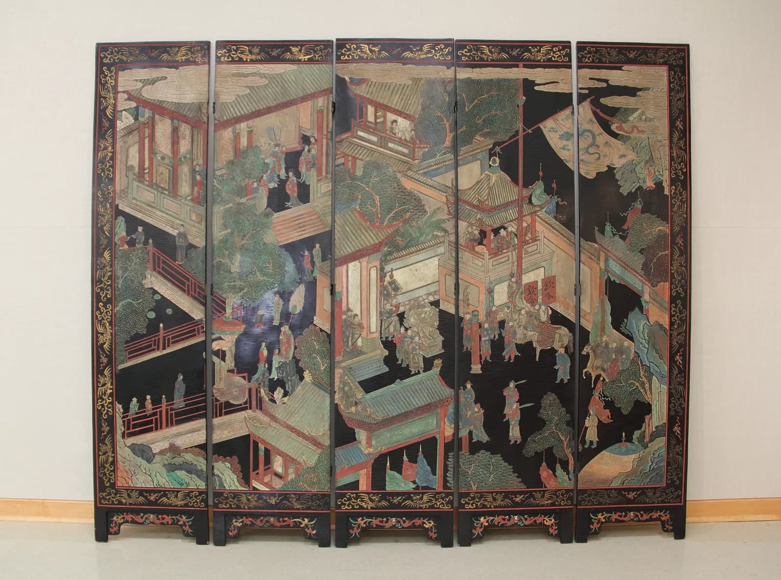 Kangxi-period Chinese five-panel folding screen with lacquer, colors and gold
