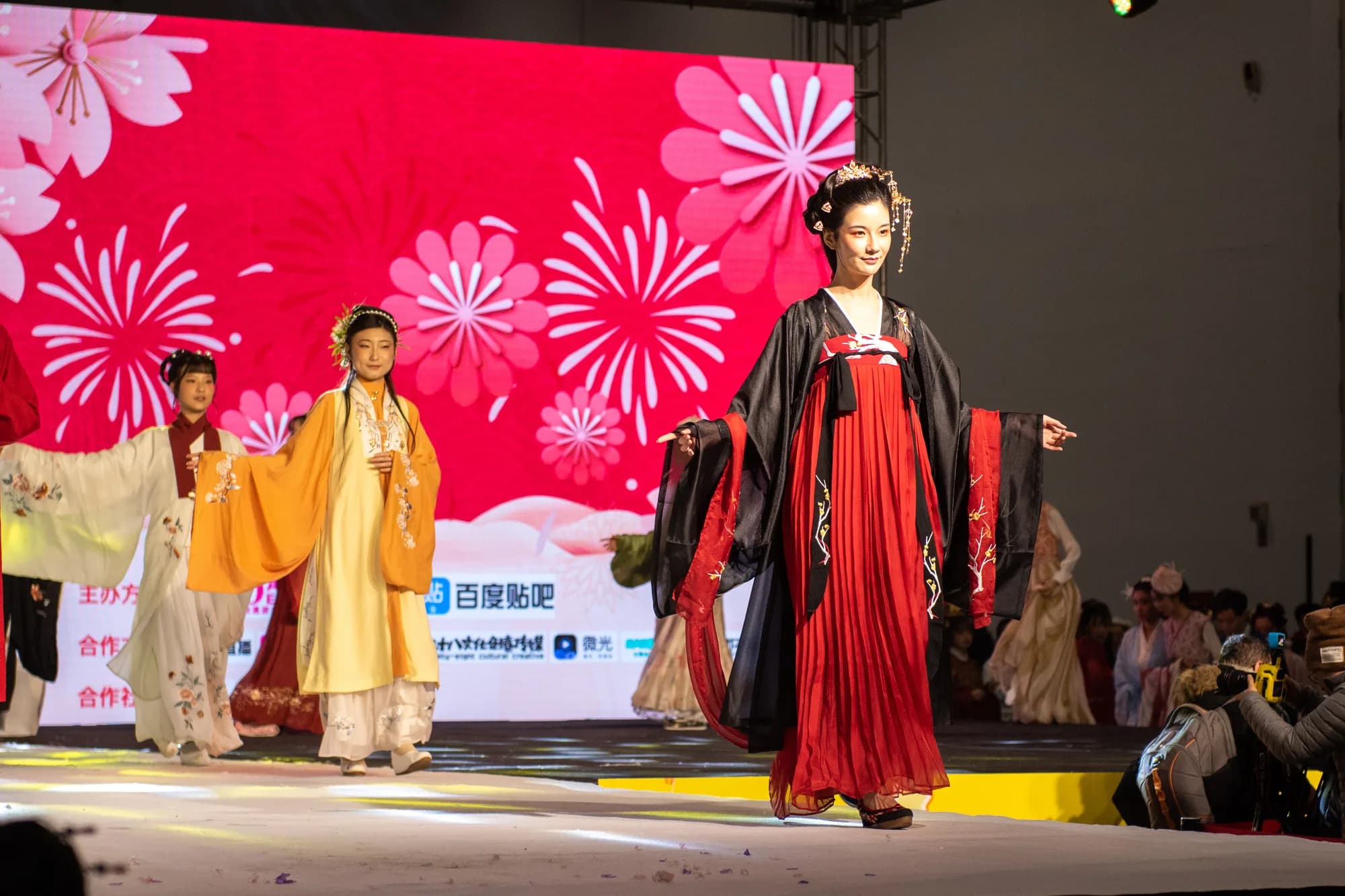 People wearing modern Hanfu — traditional Chinese clothing guide.