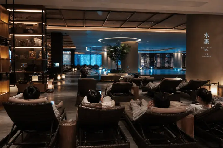 Ruta de escala en Shanghai que combina una parada del skyline con un spa moderno de 24 horas.