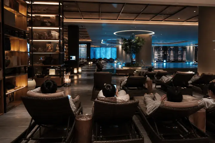 Escala larga en Shanghai con descanso extendido o nocturno en un spa de 24 horas.