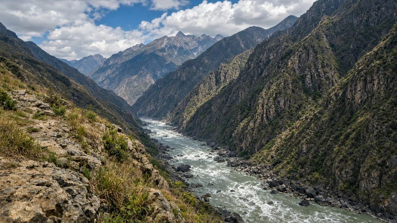 Tiger Leaping Gorge viewpoint above the Jinsha River