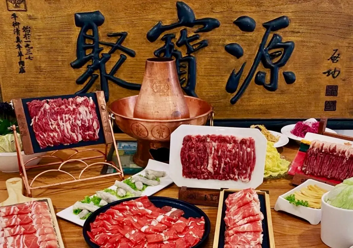 Comida de cordero en olla de cobre en Jubaoyuan en Pekín