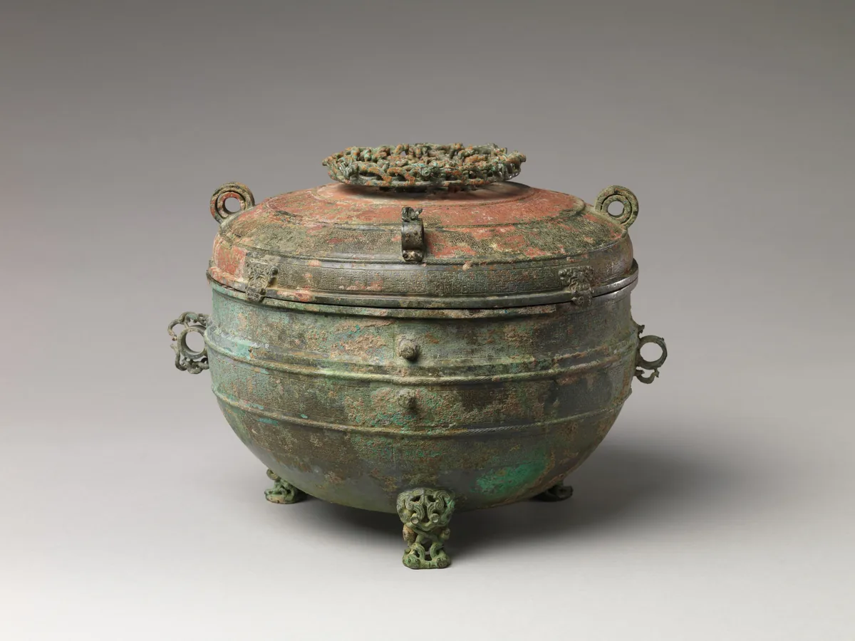 Eastern Zhou bronze dui showing cast vessel walls and controlled decoration