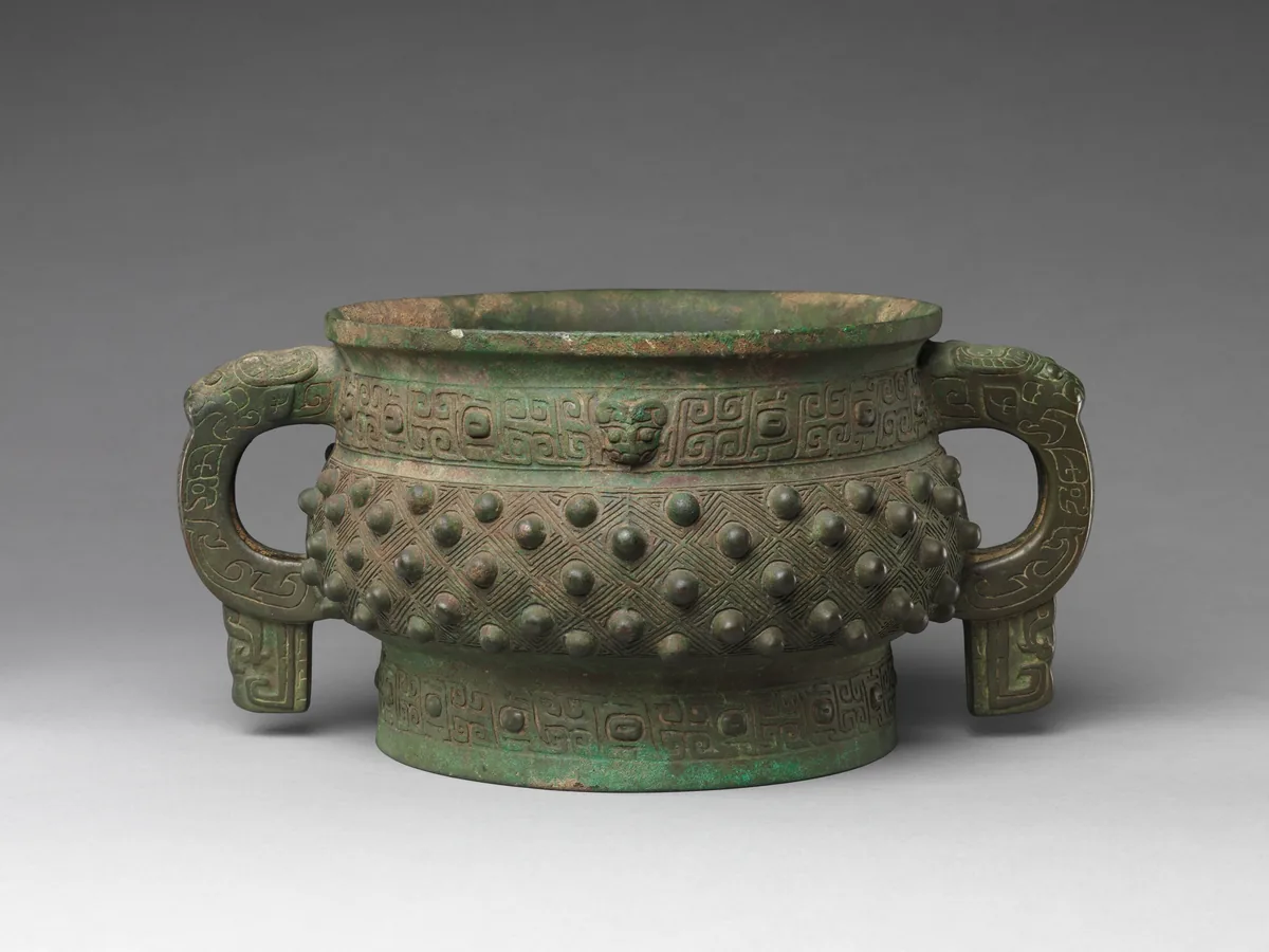 Western Zhou bronze gui with cast inscription