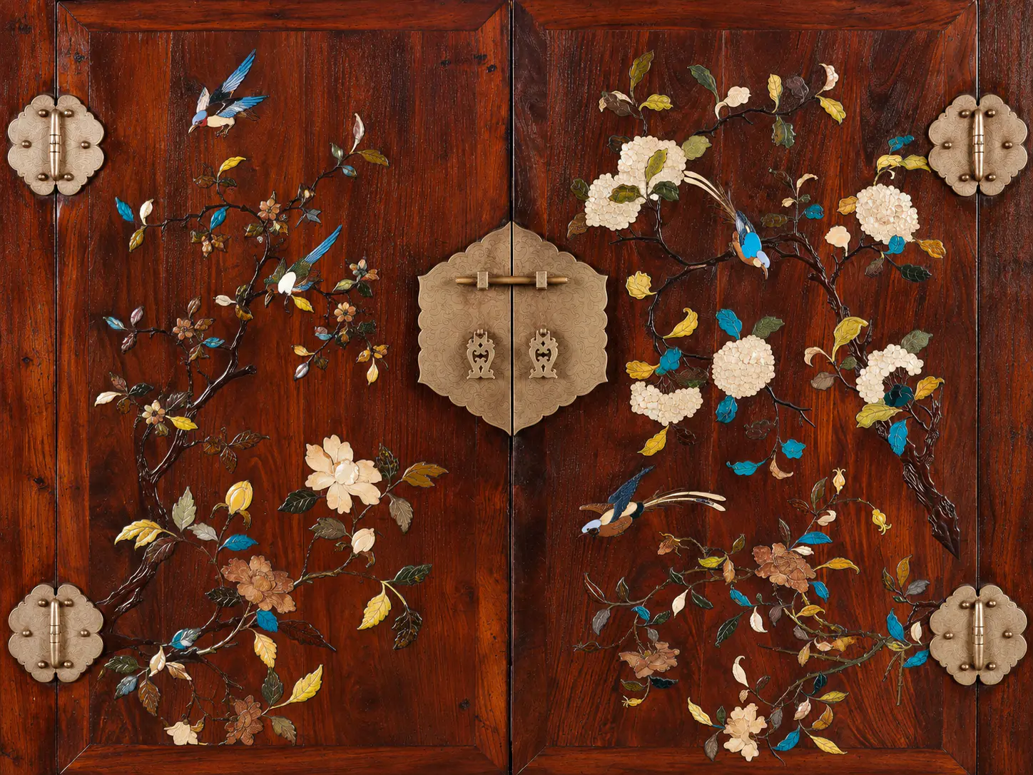 Puertas de armario con incrustaciones florales de colores y accesorio metálico central