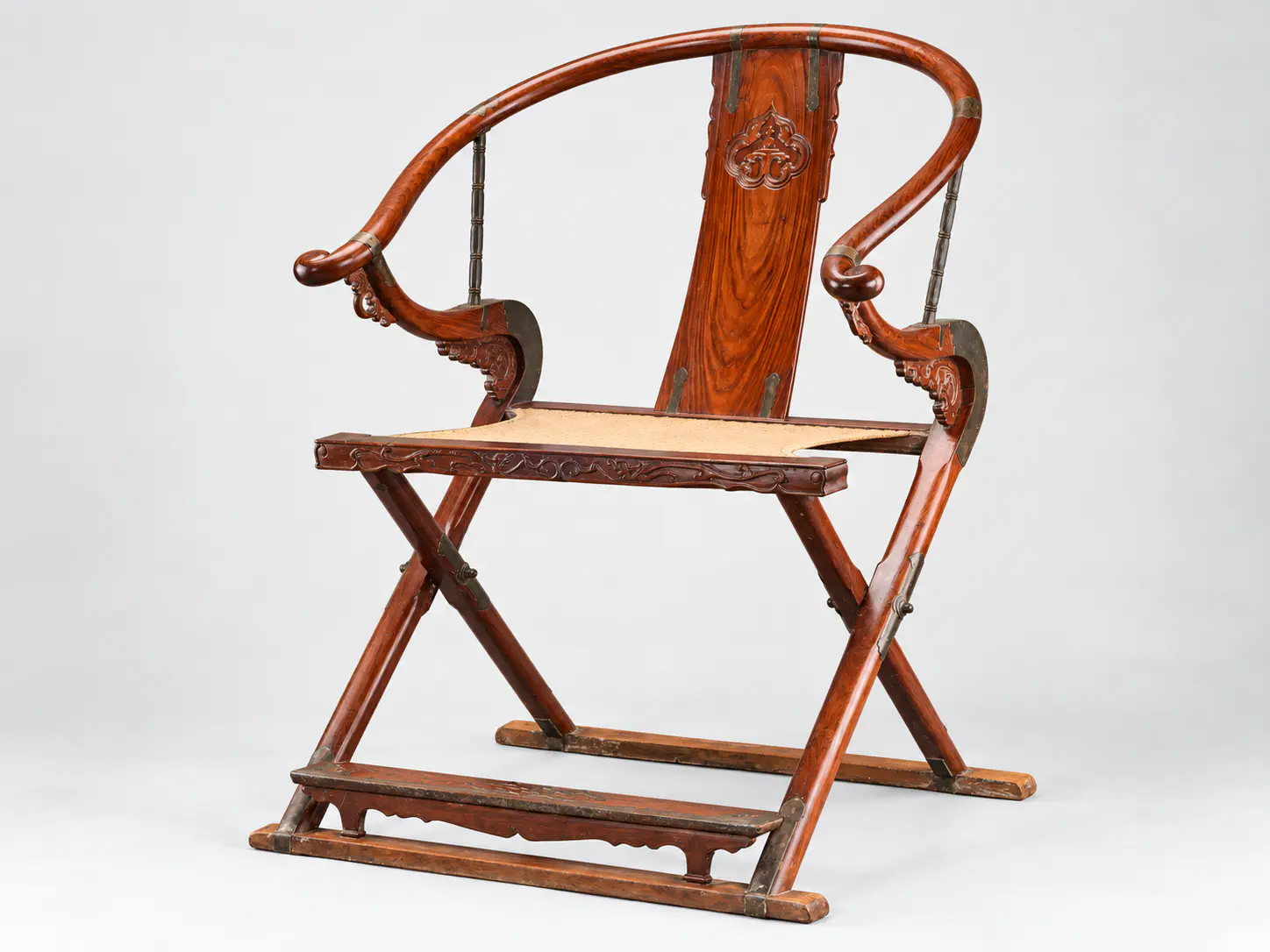 Silla de madera dura de la dinastía Qing, circa 1700