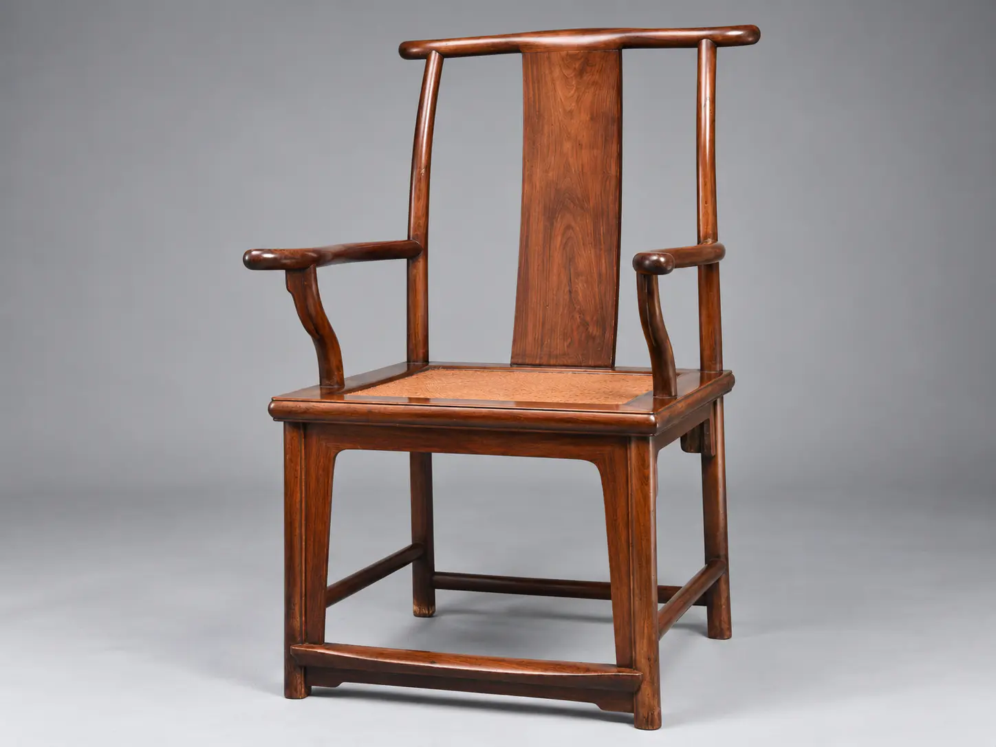 Sillón chino yokeback de madera huanghuali del siglo XVII, del periodo tardío Ming a principios Qing