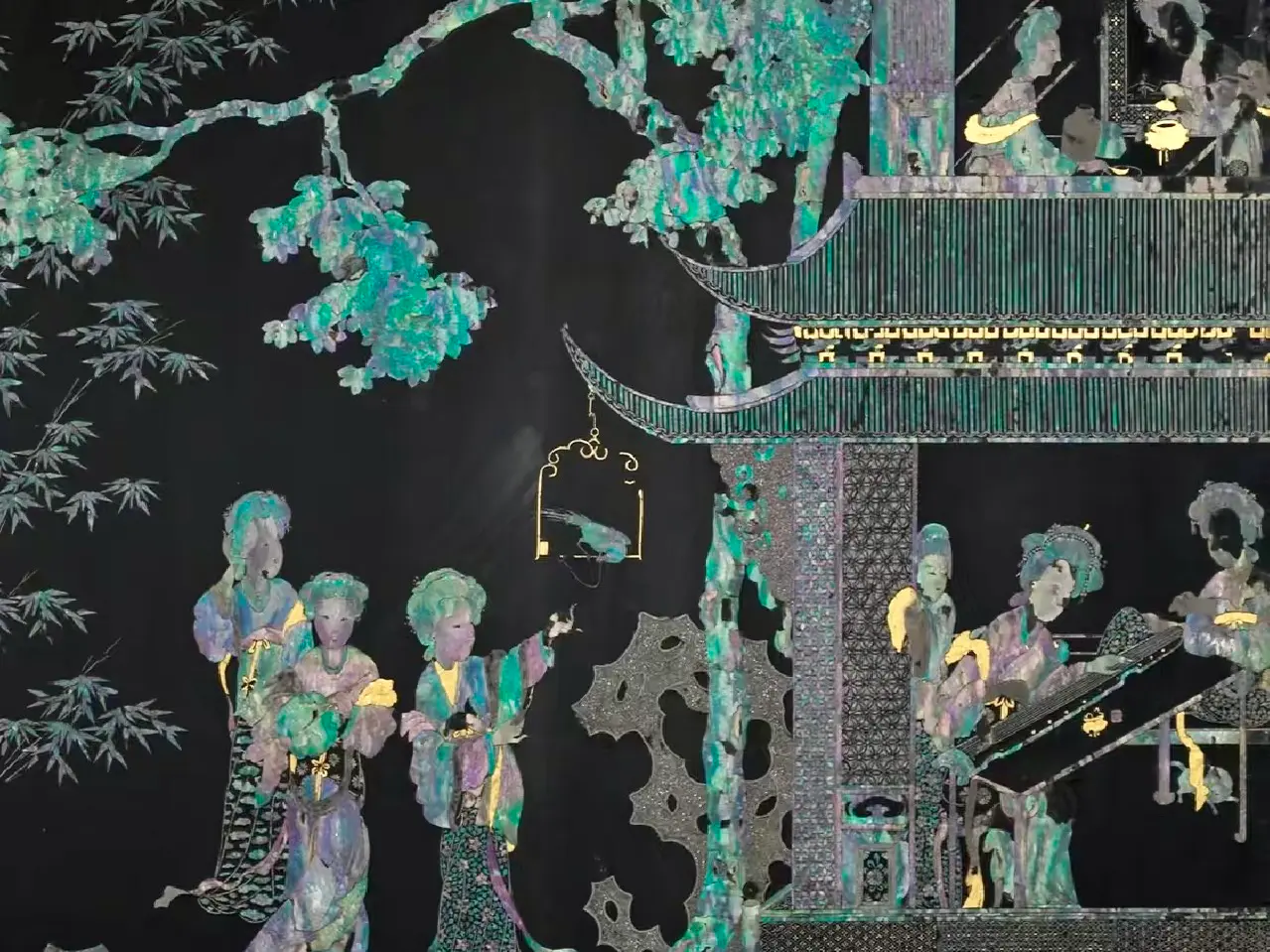 Panel de laca negra con mujeres en un colorido jardín de palacio