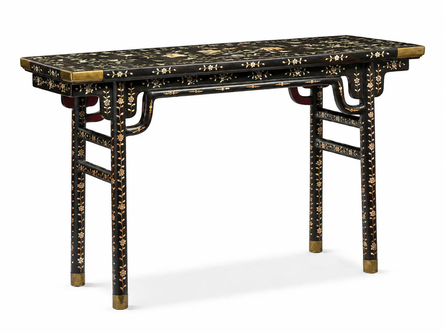 Mesa de laca negra decorada con delicada incrustación floral