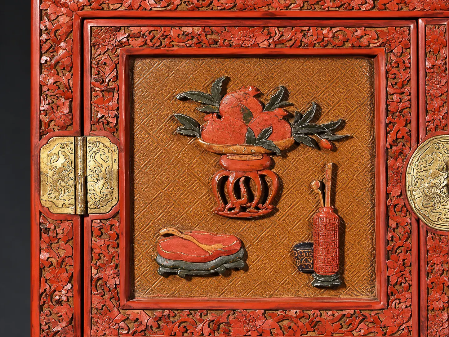 Panel de laca roja tallada con frutas y objetos decorativos