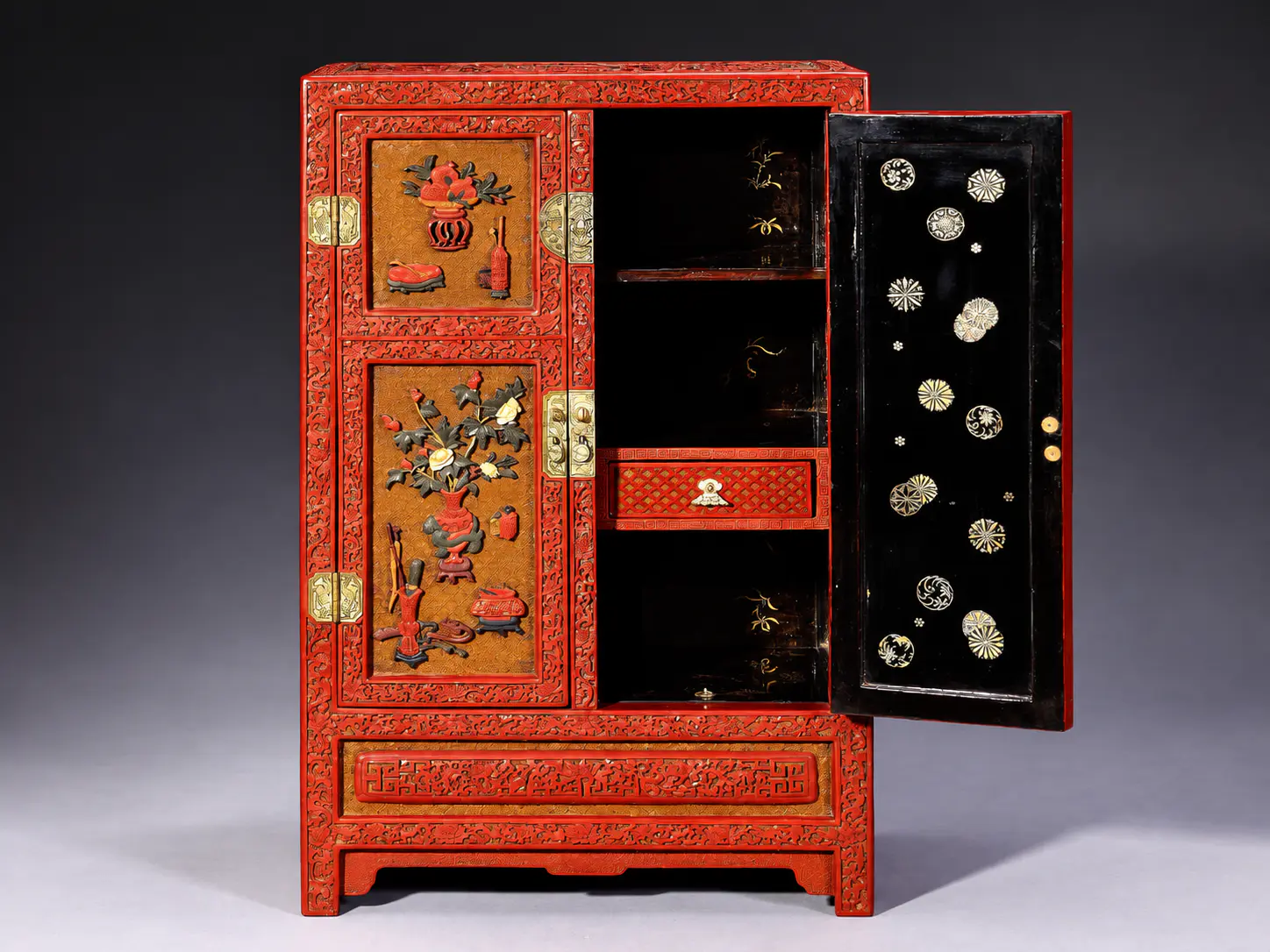 Cabinet chinois Qing en laque rouge sculptée de la période Qianlong avec des panneaux de paysage et des garnitures en bronze doré