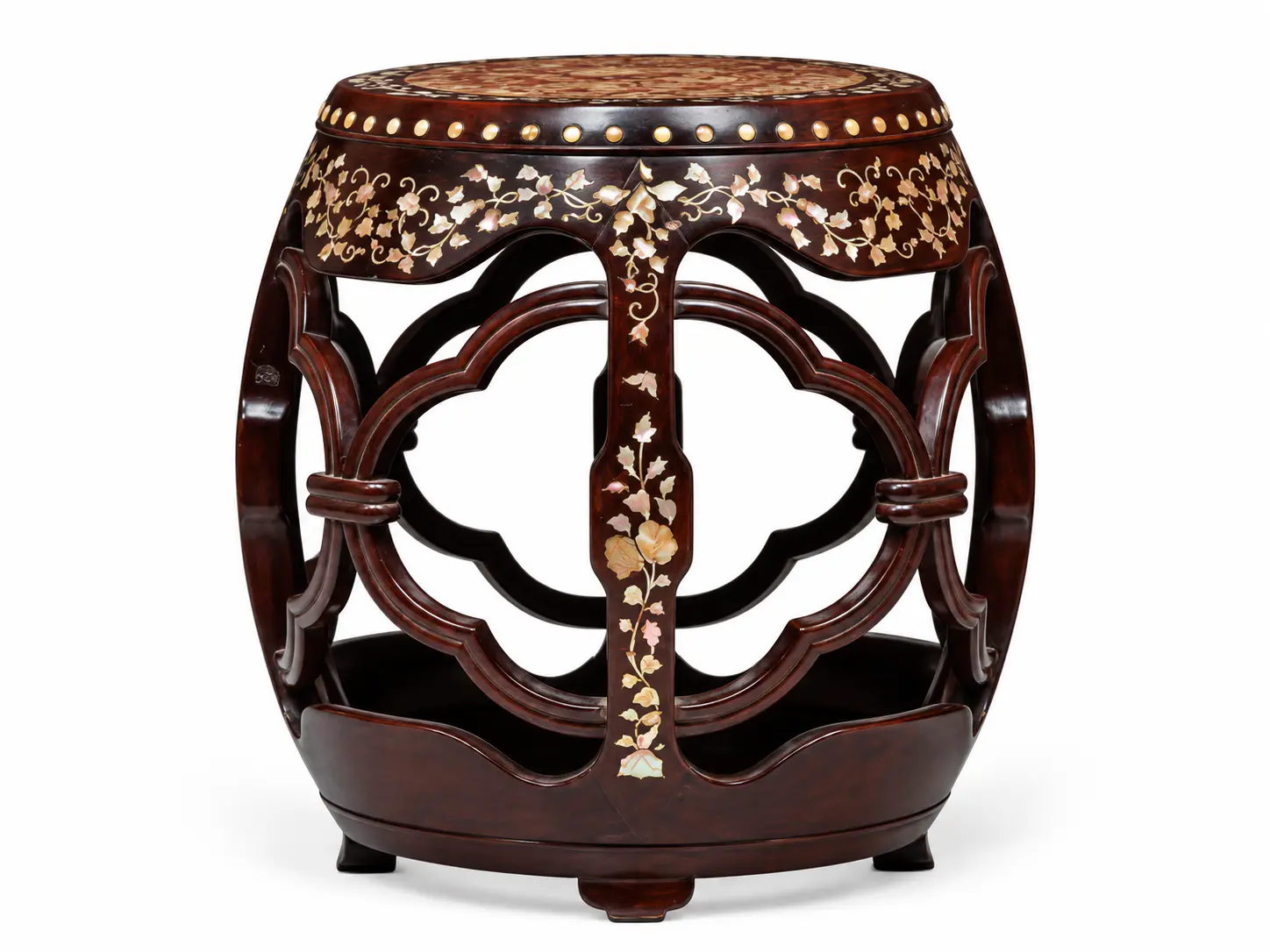 Banco de madera oscura con marco calado y marquetería floral
