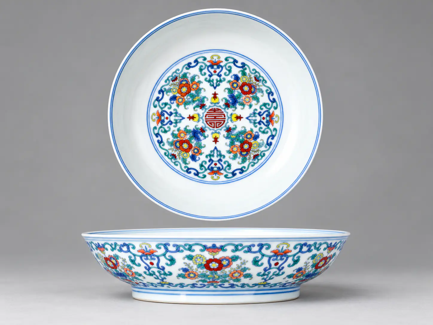 Plat en porcelaine de Jingdezhen de la dynastie Qing avec décoration en émail famille rose