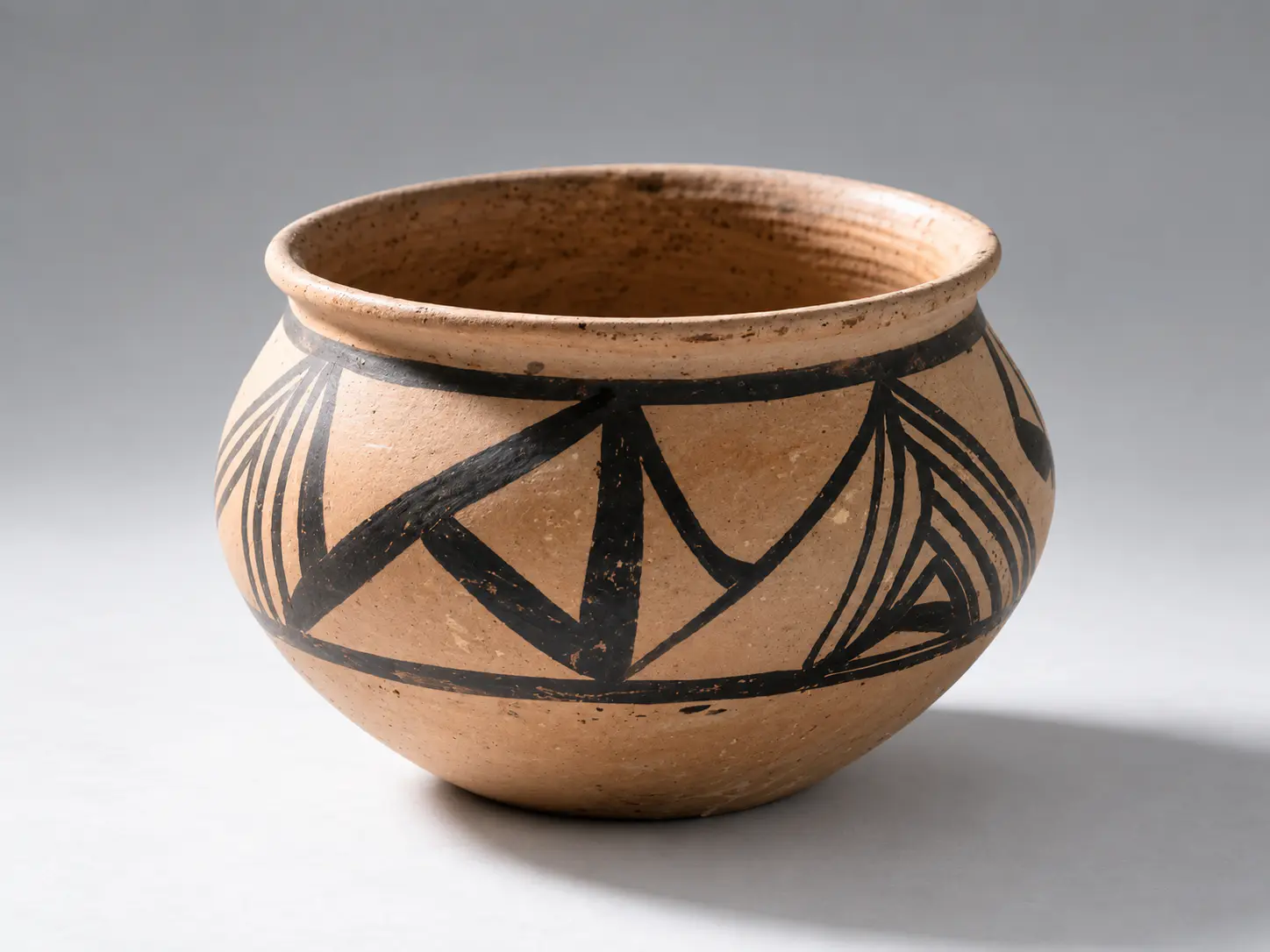 Jarra de terracota pintada neolítica de la tradición Majiayao, China