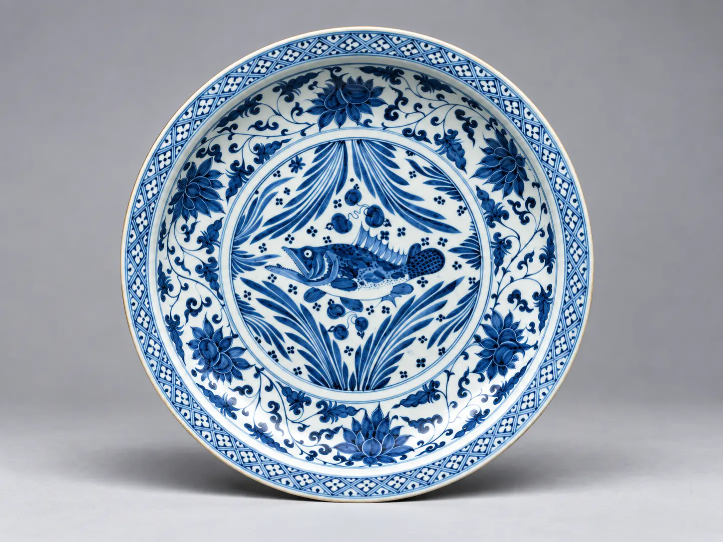 Plato de porcelana azul y blanca Yuan de Jingdezhen con peces