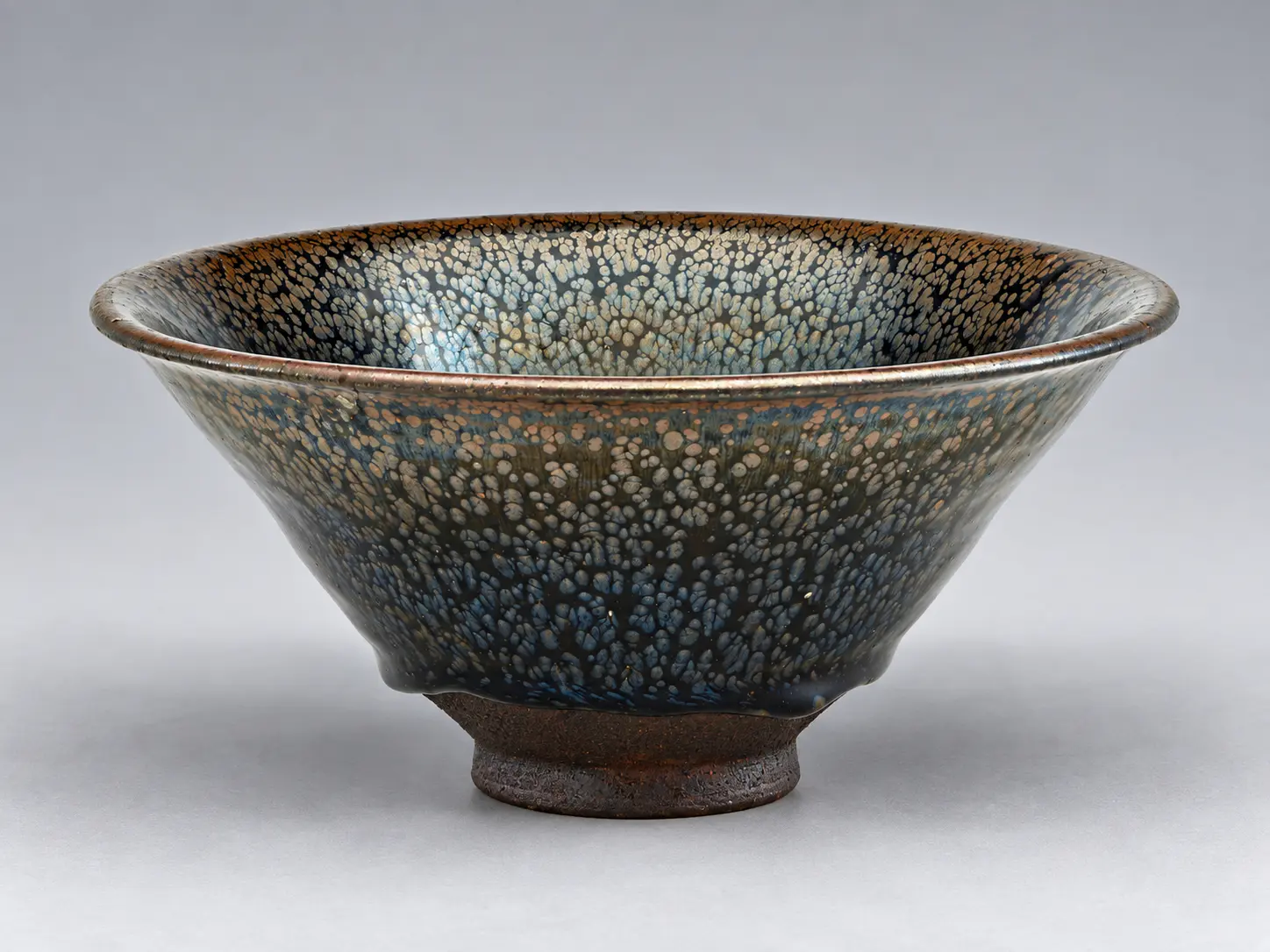 Cuenco de té de piedra cocida Jian con esmalte de pelo de liebre, dinastía Song, siglos XI-XII. The Metropolitan Museum of Art, Dominio Público.