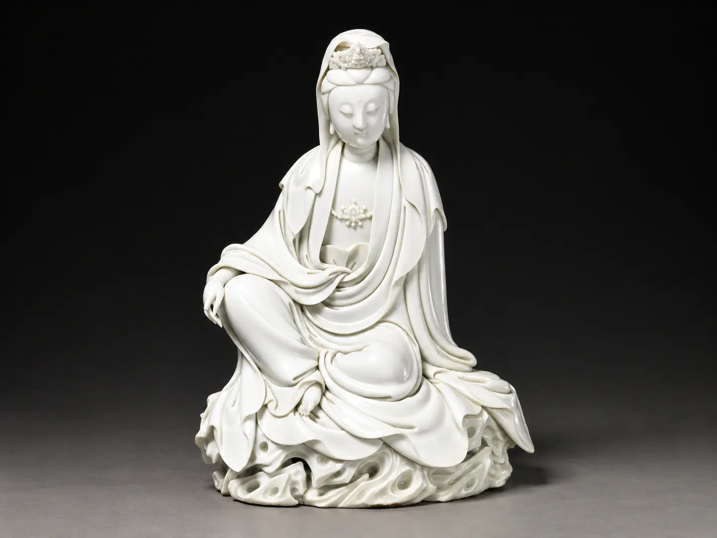 Figura de porcelana blanca de Guanyin sentada con ropajes fluidos