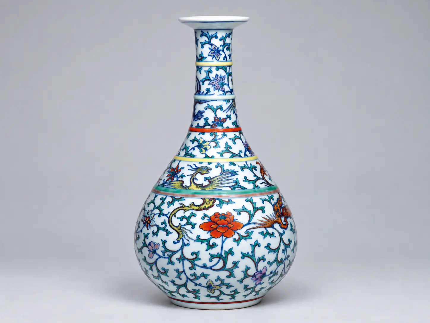 Botella de porcelana estilo Doucai con motivos florales azules y coloridos