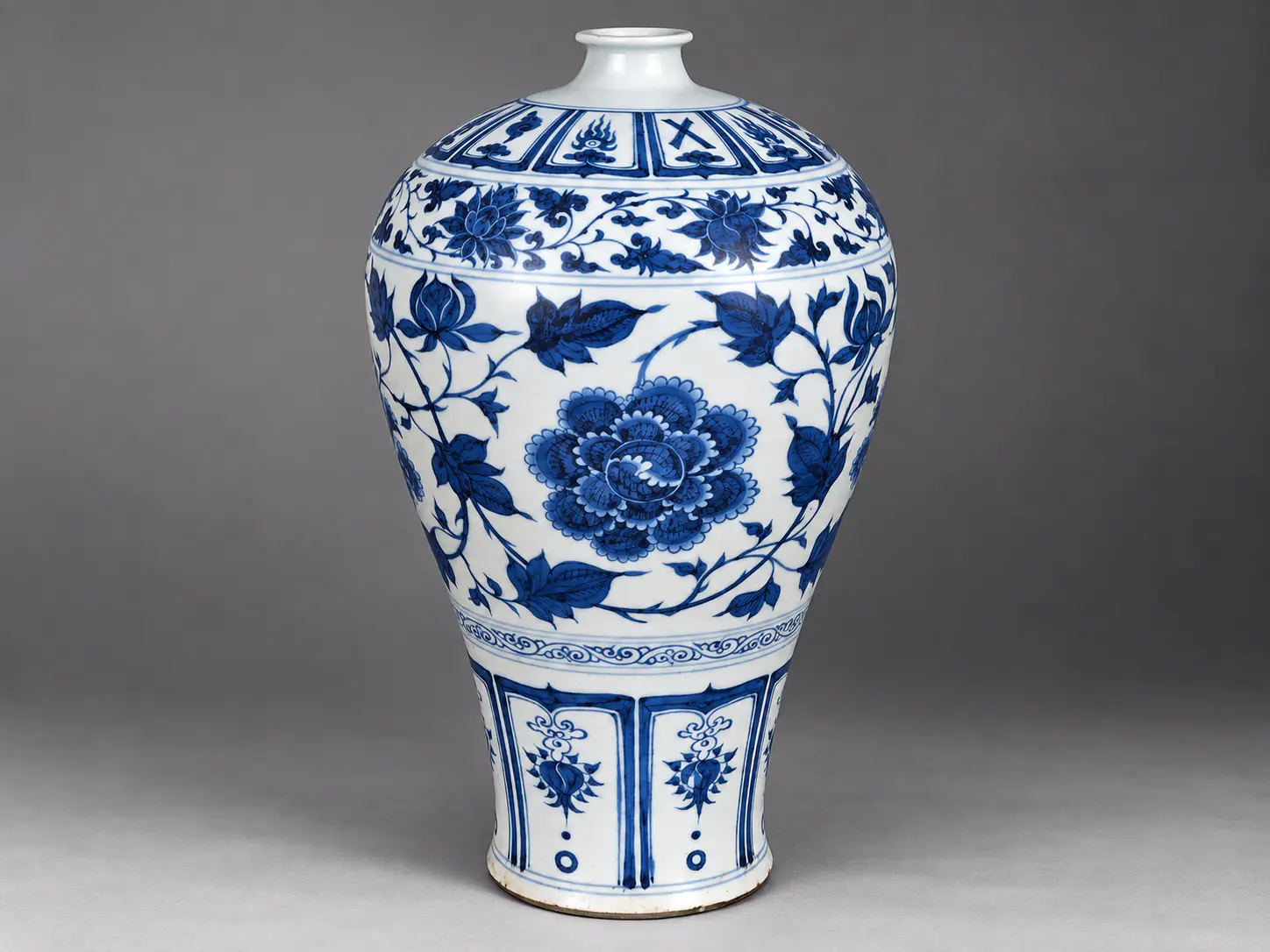 Frasco de porcelana azul y blanca decorado con flores de loto