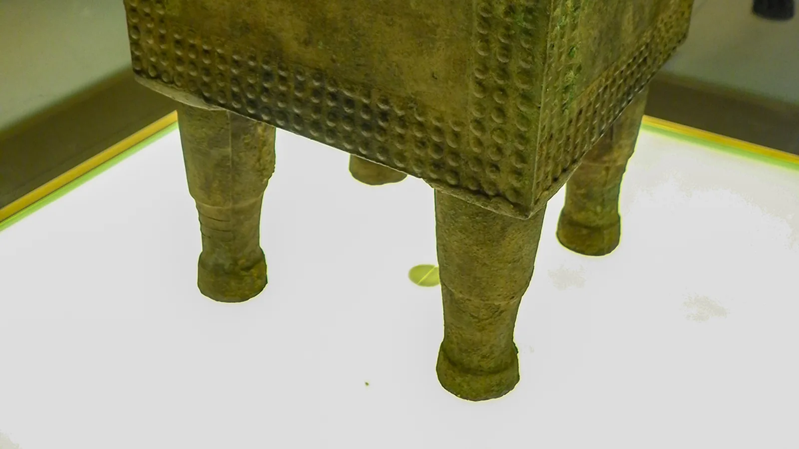 Shang dynasty bronze ding ritual vessel