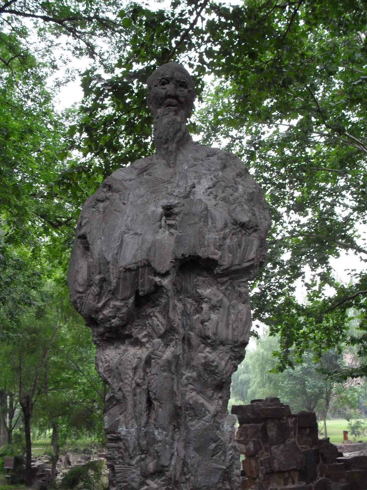 Bronze portrait sculpture of Qi Baishi by Wu Weishan