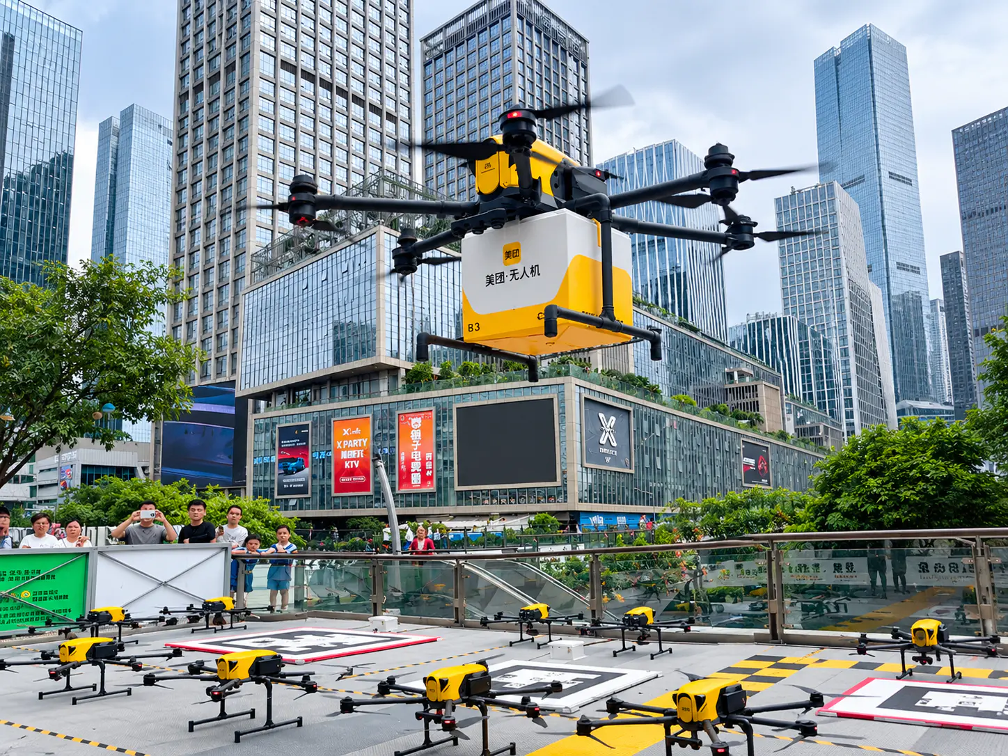 Drone de entrega volando sobre un área de aterrizaje urbana en Shenzhen