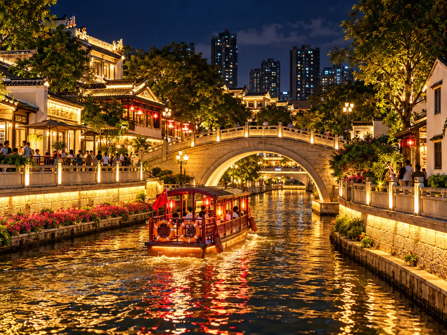 Beleuchteter Kanal und traditionelle Brücke in Yongqing Fang in Guangzhou bei Nacht