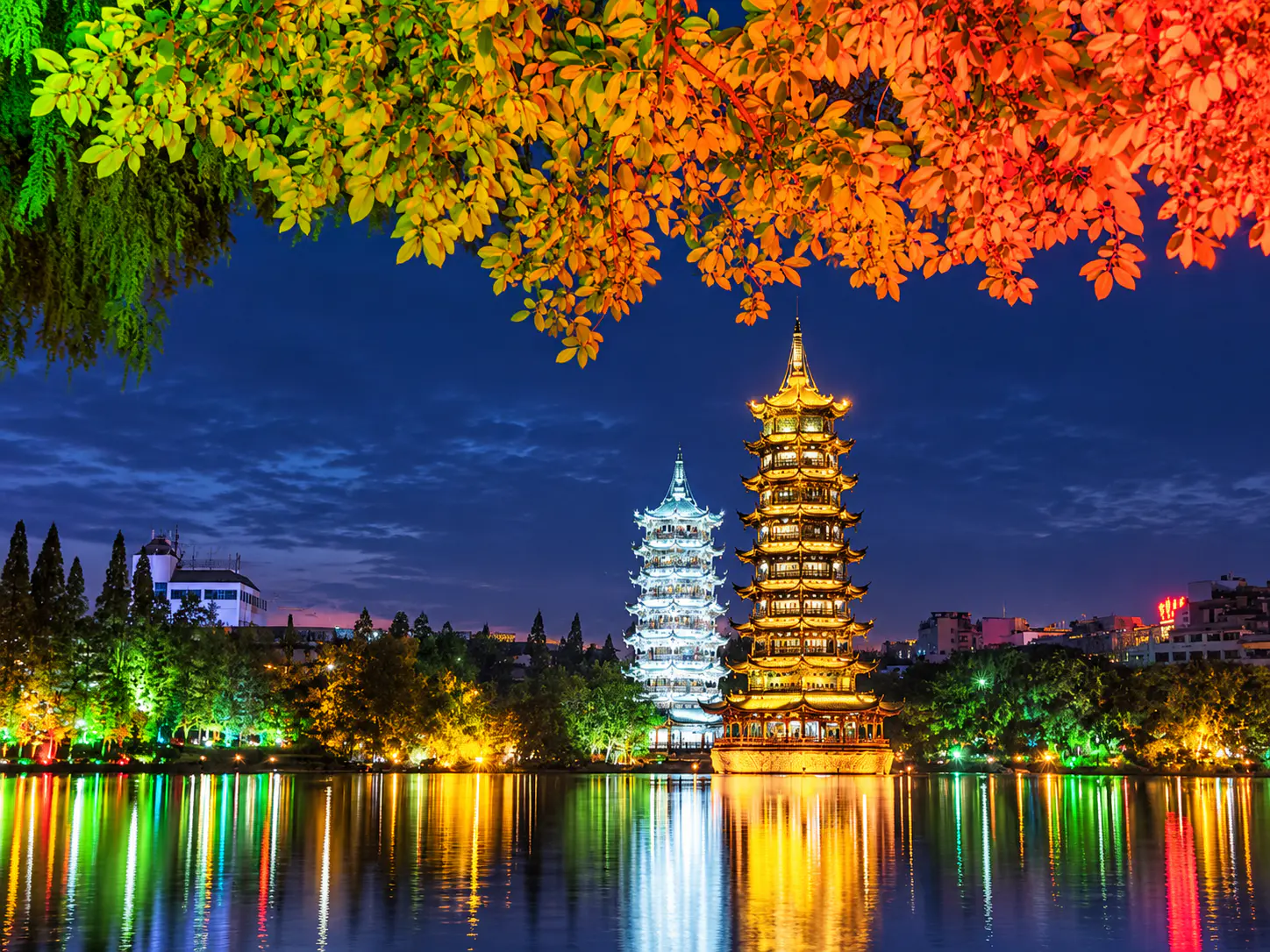 Die beleuchteten Sonnen- und Mondpagoden neben dem Gebiet der Zwei Flüsse und Vier Seen in Guilin bei Nacht