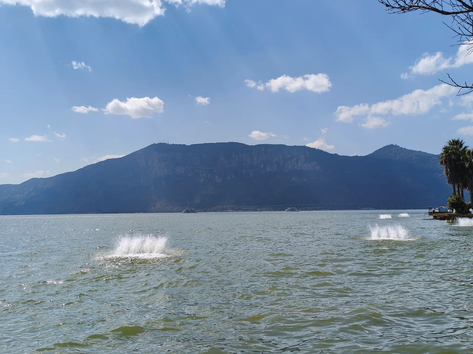 Dianchi-See mit Blick auf die West Hills in der Nähe von Kunming