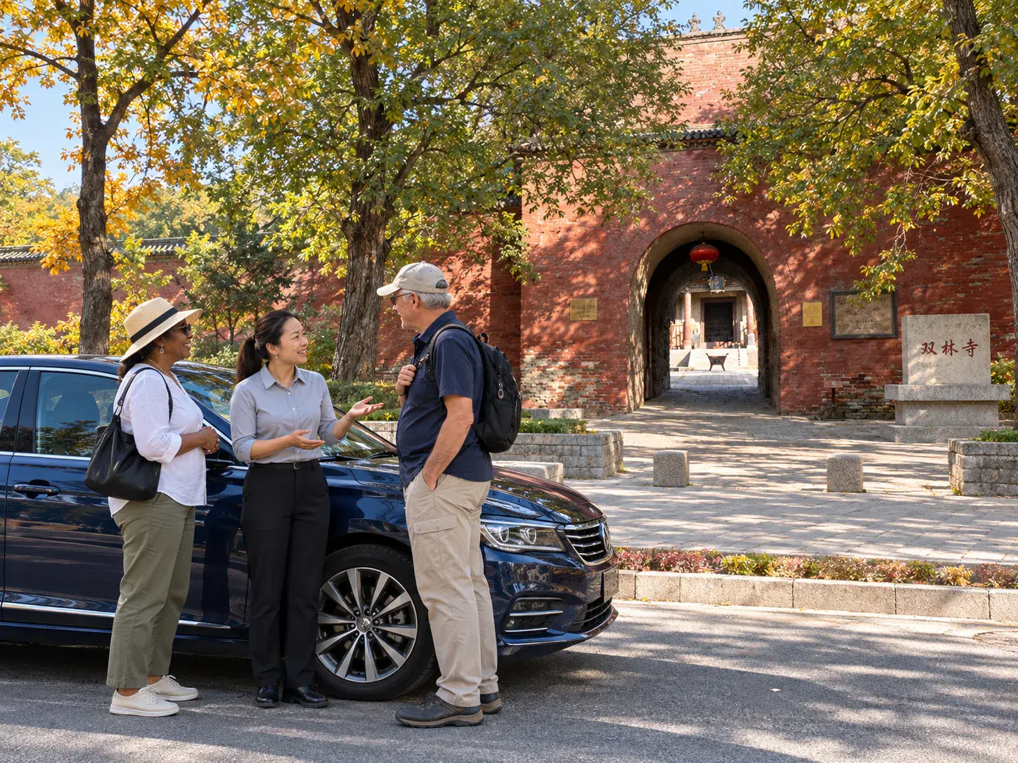 Autista cinese e due viaggiatori accanto a una berlina fuori dal tempio Shuanglin vicino a Pingyao.
