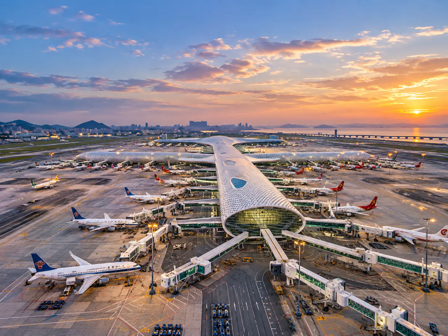 Terminal und Flugzeuge des Shenzhen Bao'an International Airport