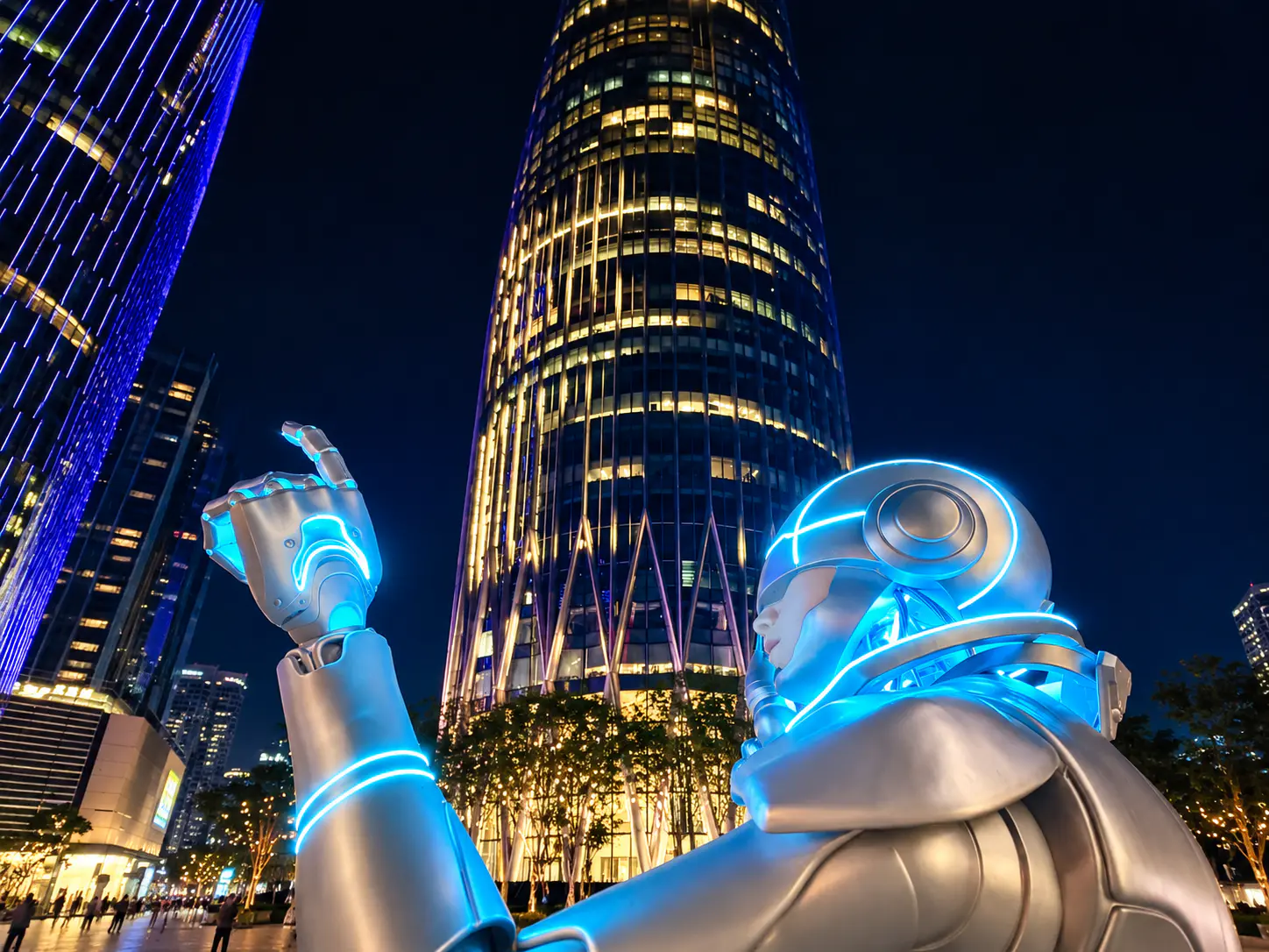 Beleuchtete Skulptur und Neonstadtlichter in Shenzhen bei Nacht