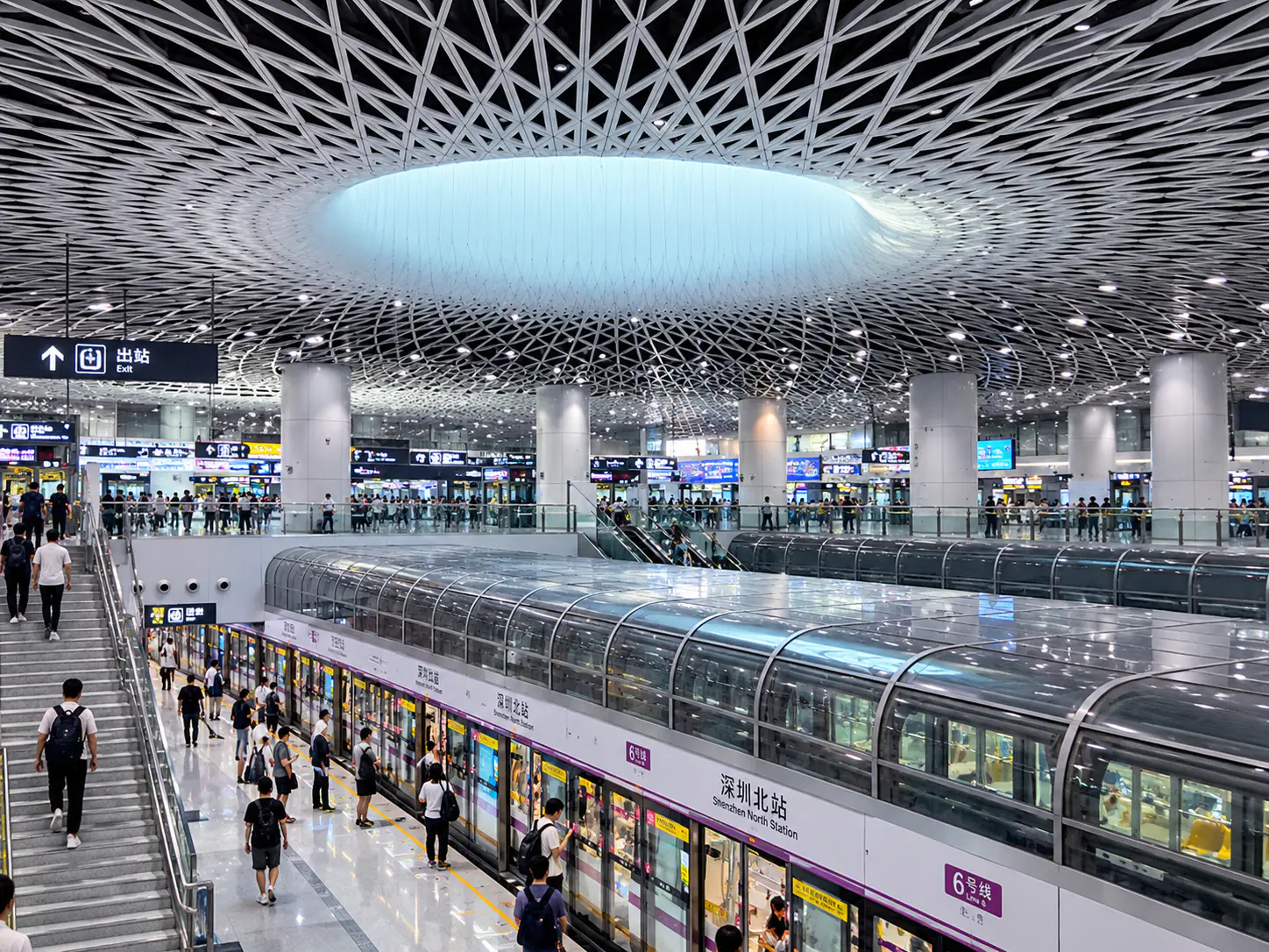 Moderne Shenzhen Metro-Station mit Zug und Passagierhalle