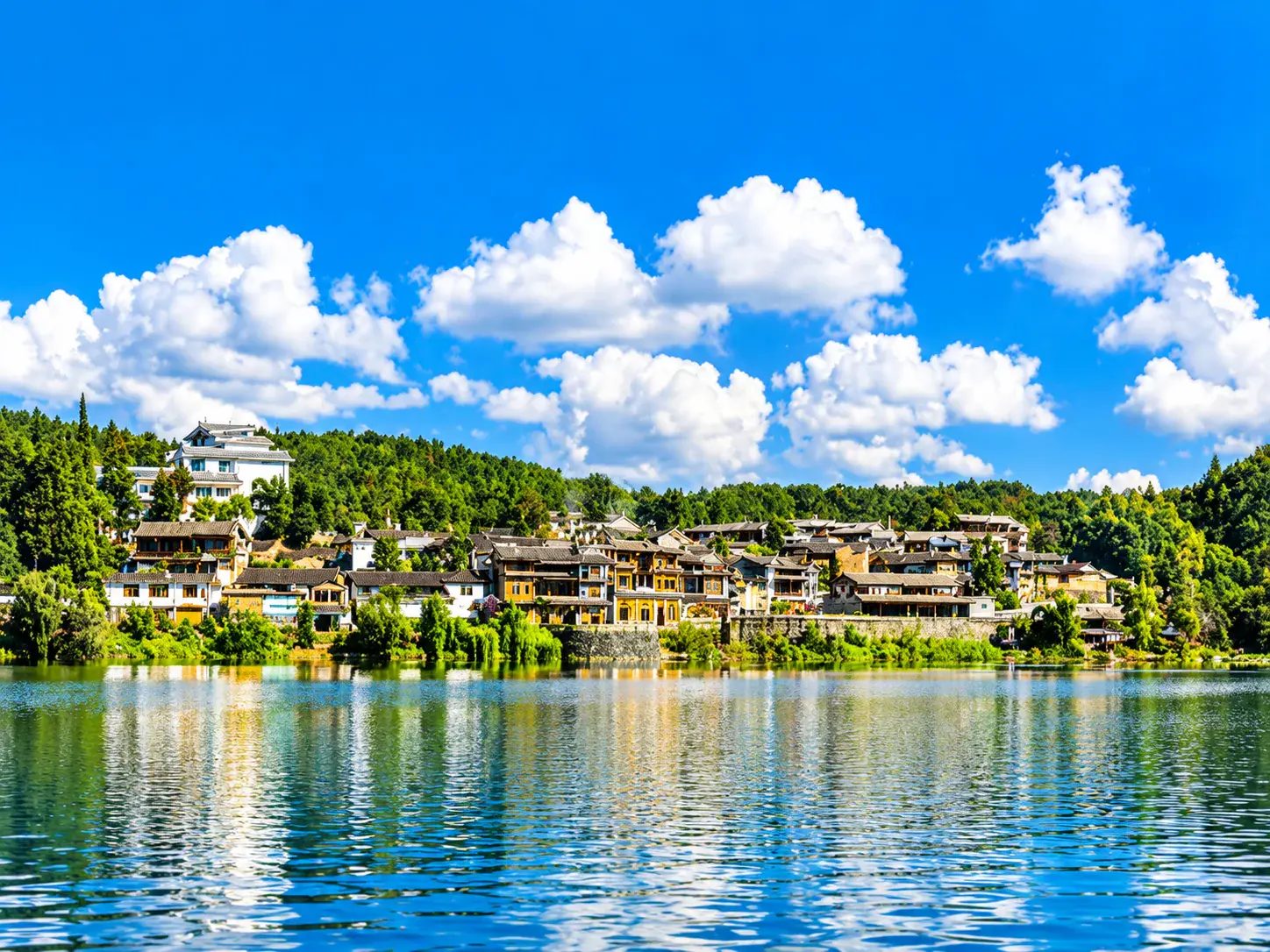 Travel scene in Tengchong — Heshun Ancient Town and Volcano and hot springs context.