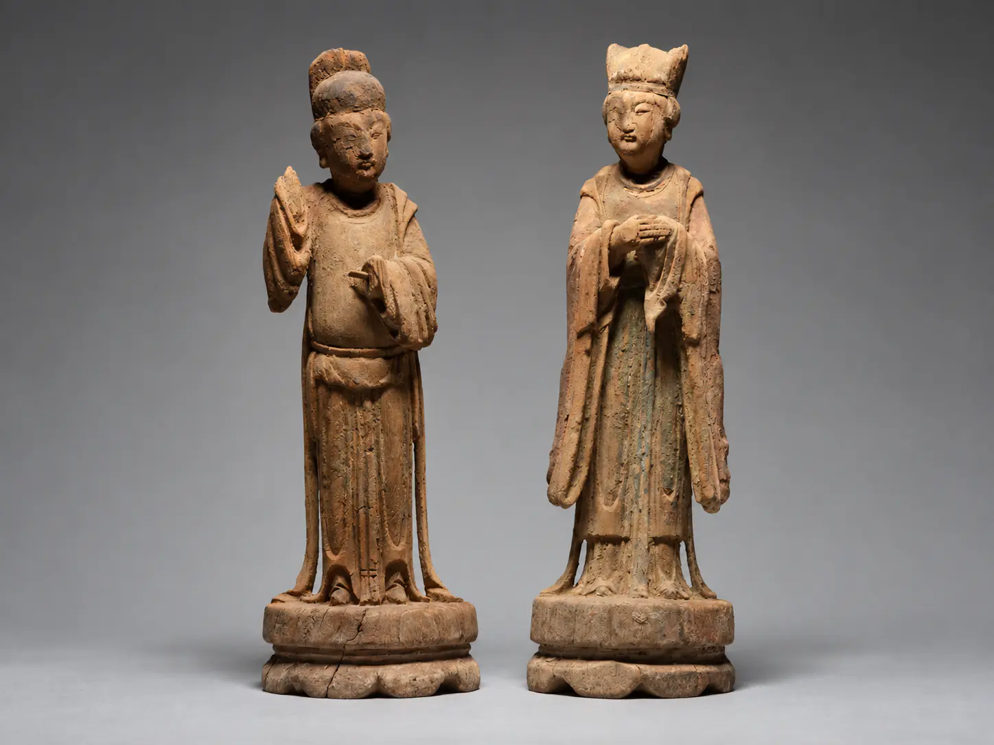 Estatua de madera pintada de un oficial de la dinastía Ming