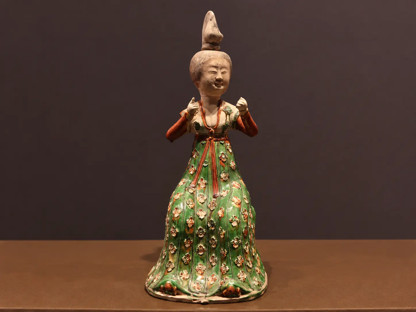 Figura de cerámica pintada de una dama de la corte Tang de pie