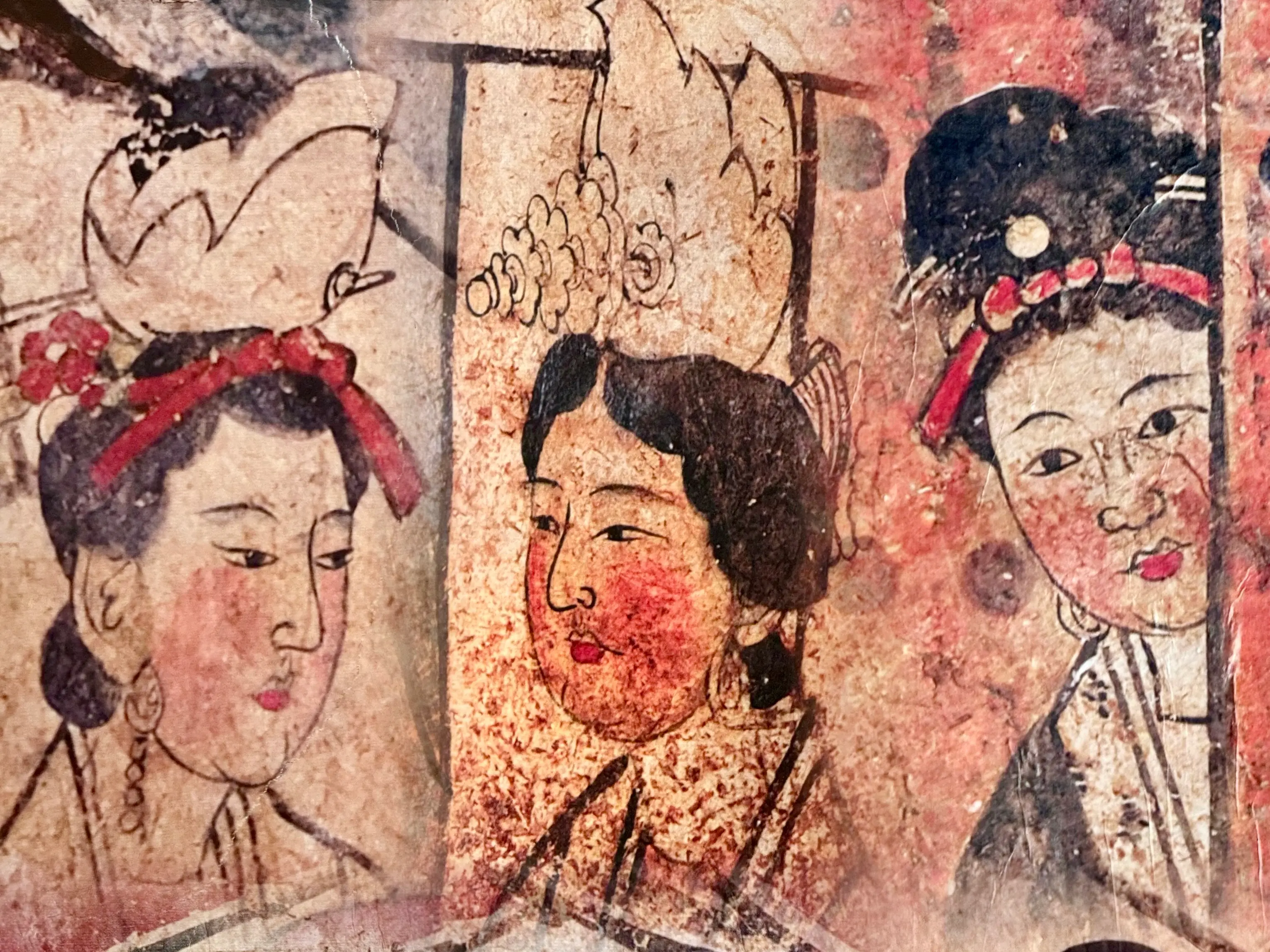 Mujeres con peinados estilizados en un mural de una tumba china antigua