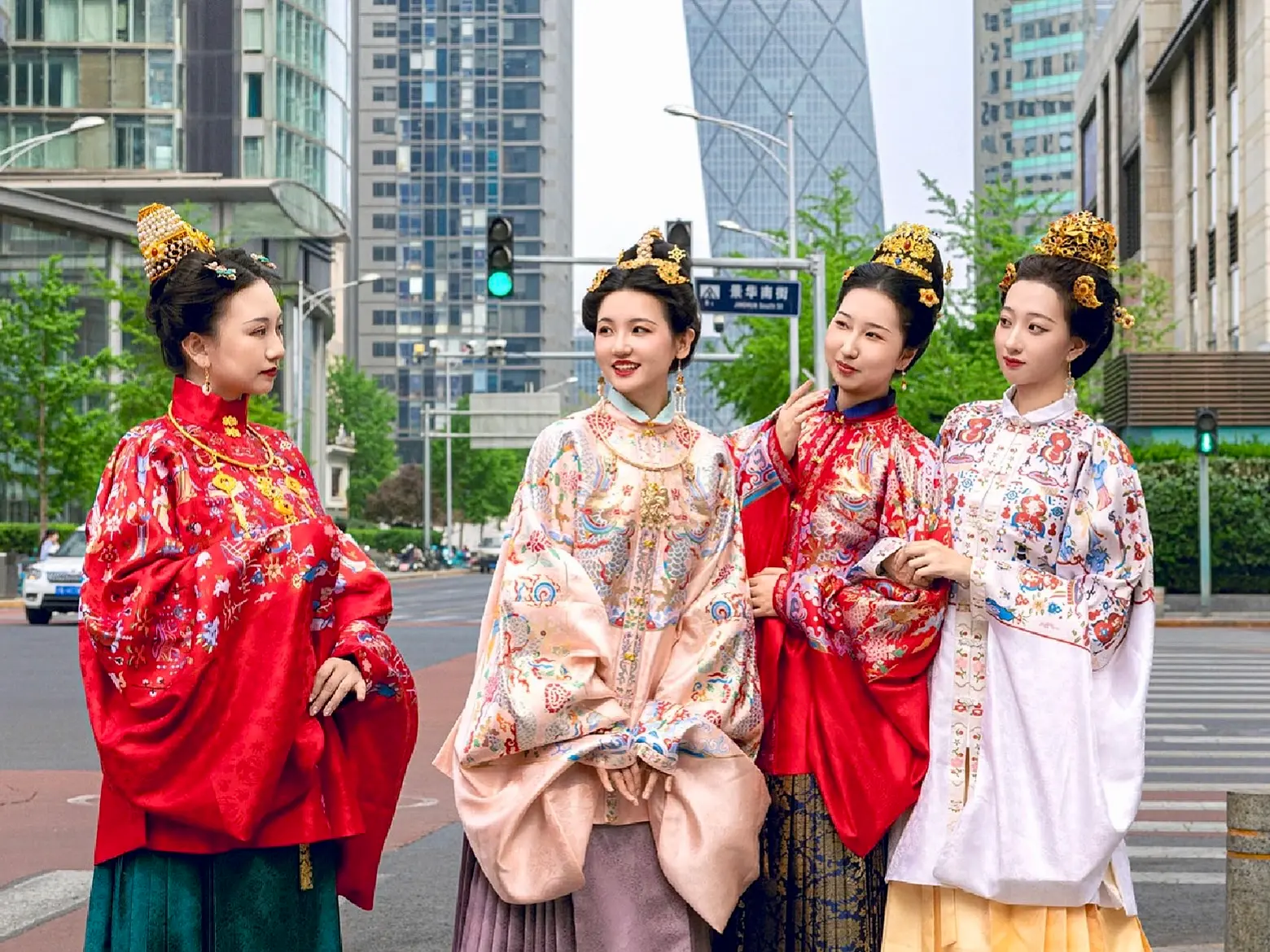 Cuatro mujeres con modernos hanfu inspirados en el estilo Ming