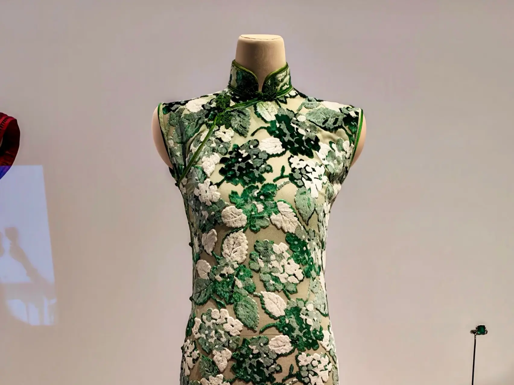 Exhibición de museo de un vestido chino cheongsam o qipao