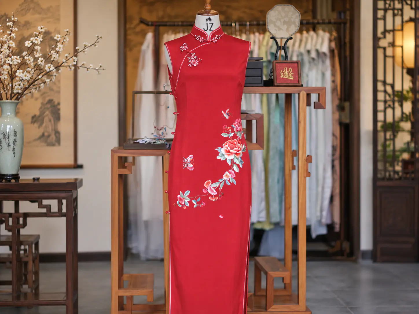 Qipao de novia blanco exhibido en una exposición de bodas en Pekín