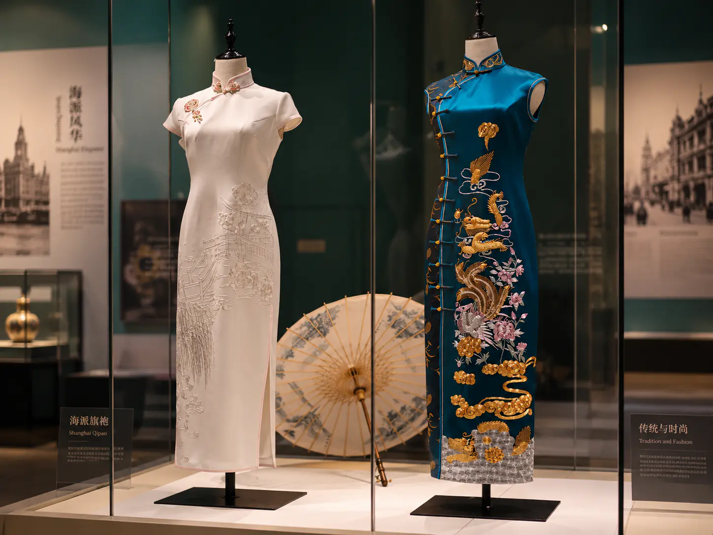 Varios vestidos cheongsam en exhibición en el Museo Suzhou Pingtan